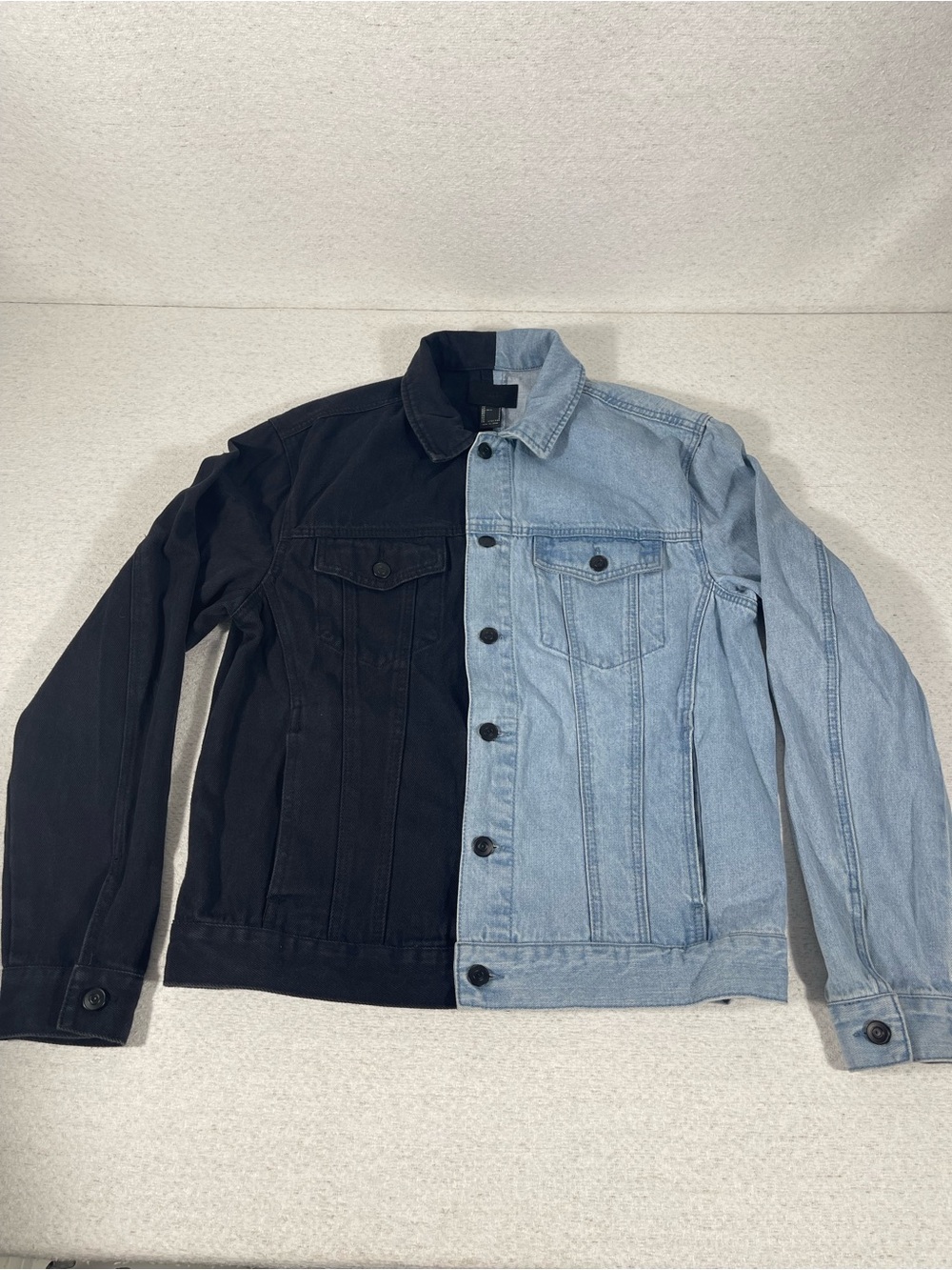 Forever 21 Men’s Denim Jacket Two-Tone Black/Blue Denim, Small. SKU#0456